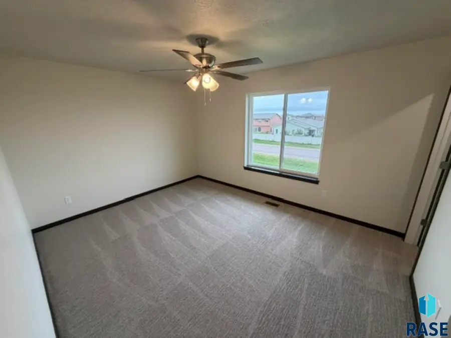 9418 W Tunis Dr, Sioux Falls, SD 57106 - #2