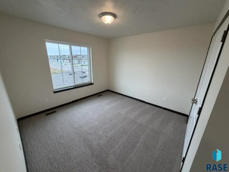 9418 W Tunis Dr, Sioux Falls, SD 57106 - #3