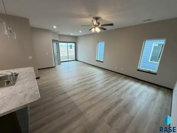 3813 S Joanne Ave, Sioux Falls, SD 57106