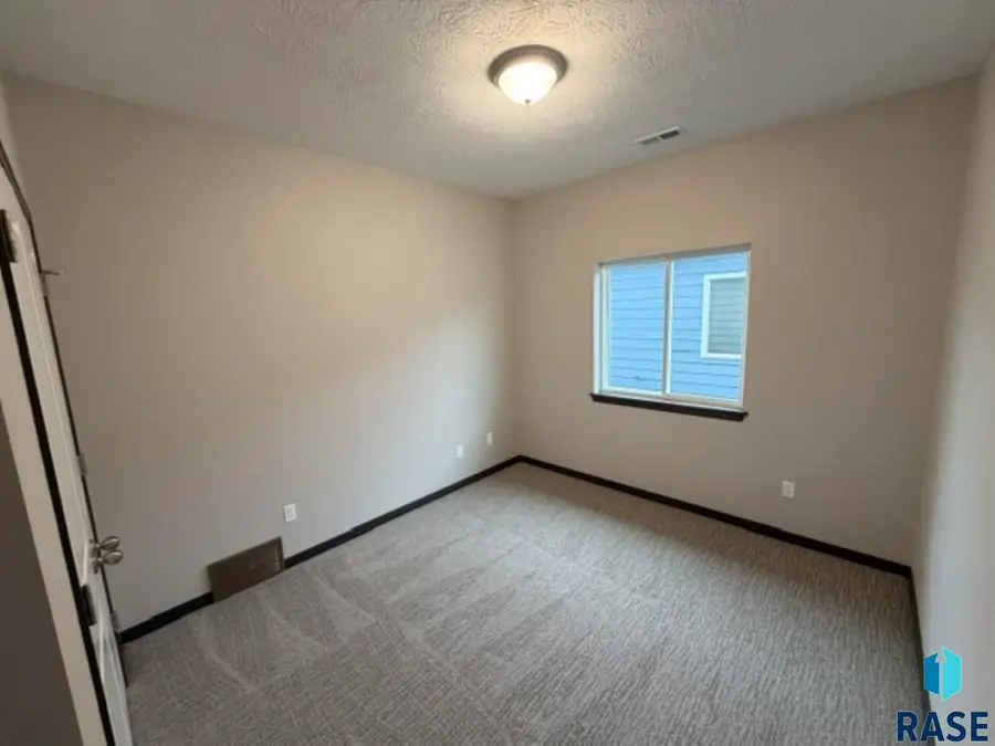 3813 S Joanne Ave, Sioux Falls, SD 57106 - #2