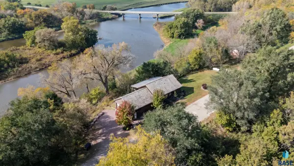 1823 Ashley Ave, Larchwood, IA 51241