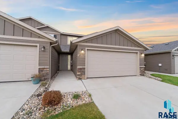 2502 E Meadowside Pl, Sioux Falls, SD 57108