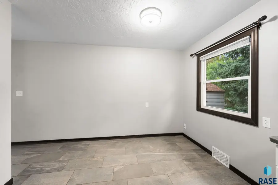 2912 E Sioux St, Sioux Falls, SD 57103 - #3