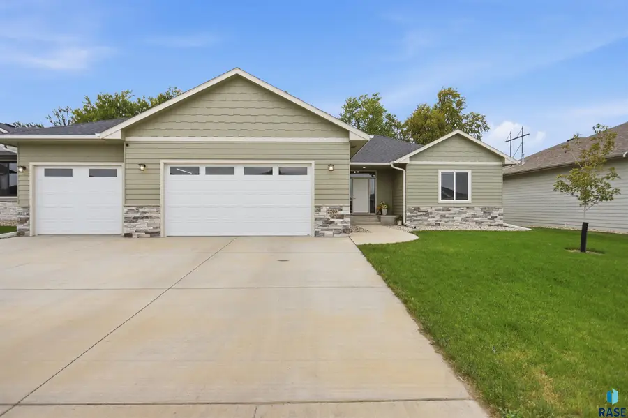2205 S Saddle Ridge Dr, Sioux Falls, SD 57110 - #2