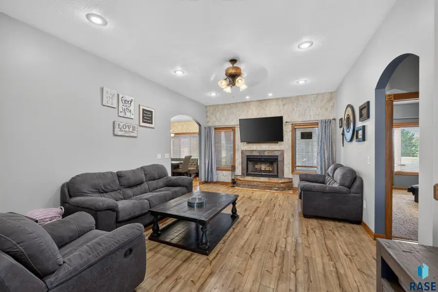 4305 W Pat St, Sioux Falls, SD 57107 - #3