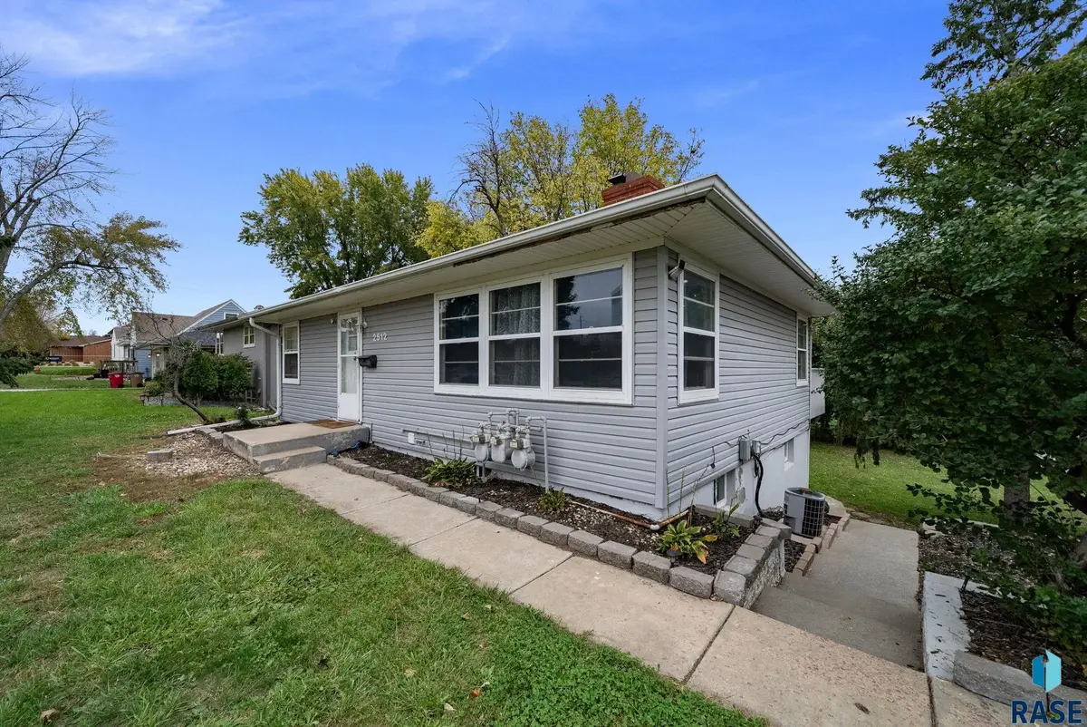 2512 S Summit Ave, Sioux Falls, SD 57105 - #1