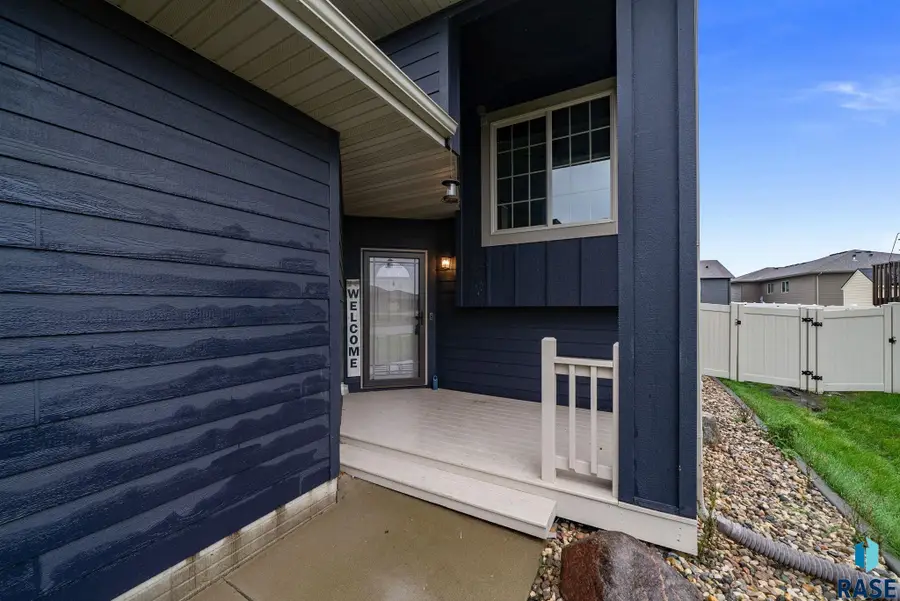 2909 S Keyrell Dr, Sioux Falls, SD 57106 - #2