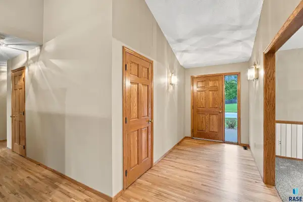 2 S Elkjer Cir, Sioux Falls, SD 57103
