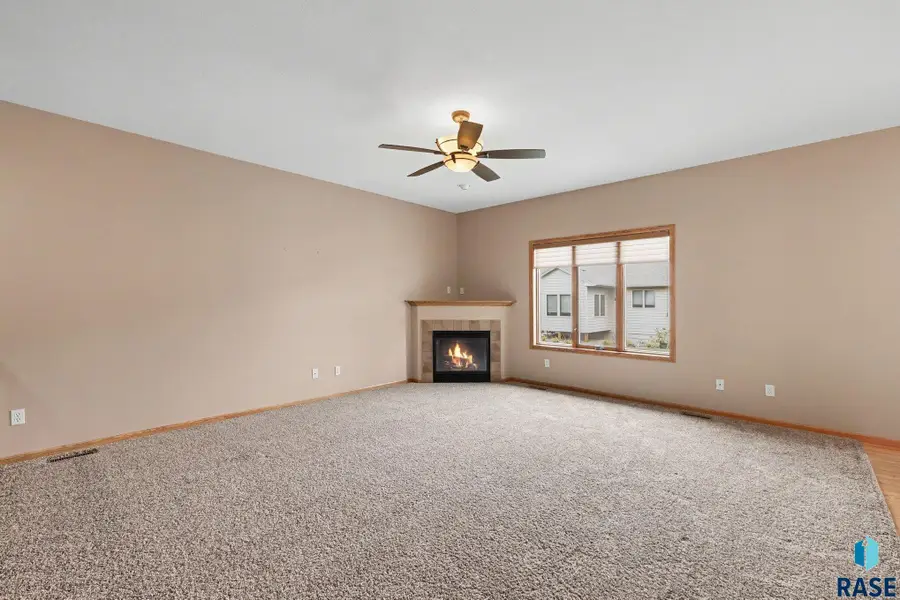 3209 S Foxglove Pl, Sioux Falls, SD 57110 - #2