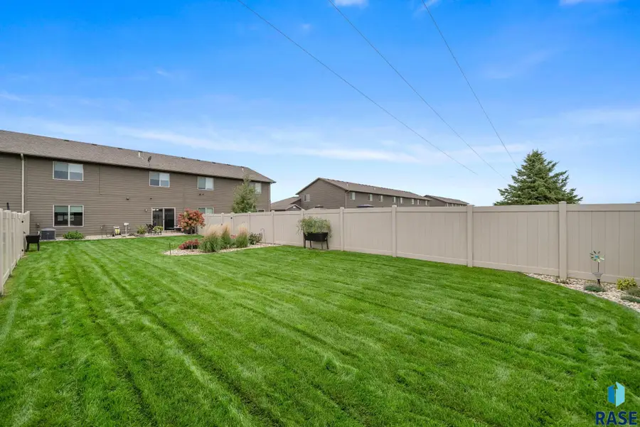 5602 S Woodlily Ave, Sioux Falls, SD 57108 - #2