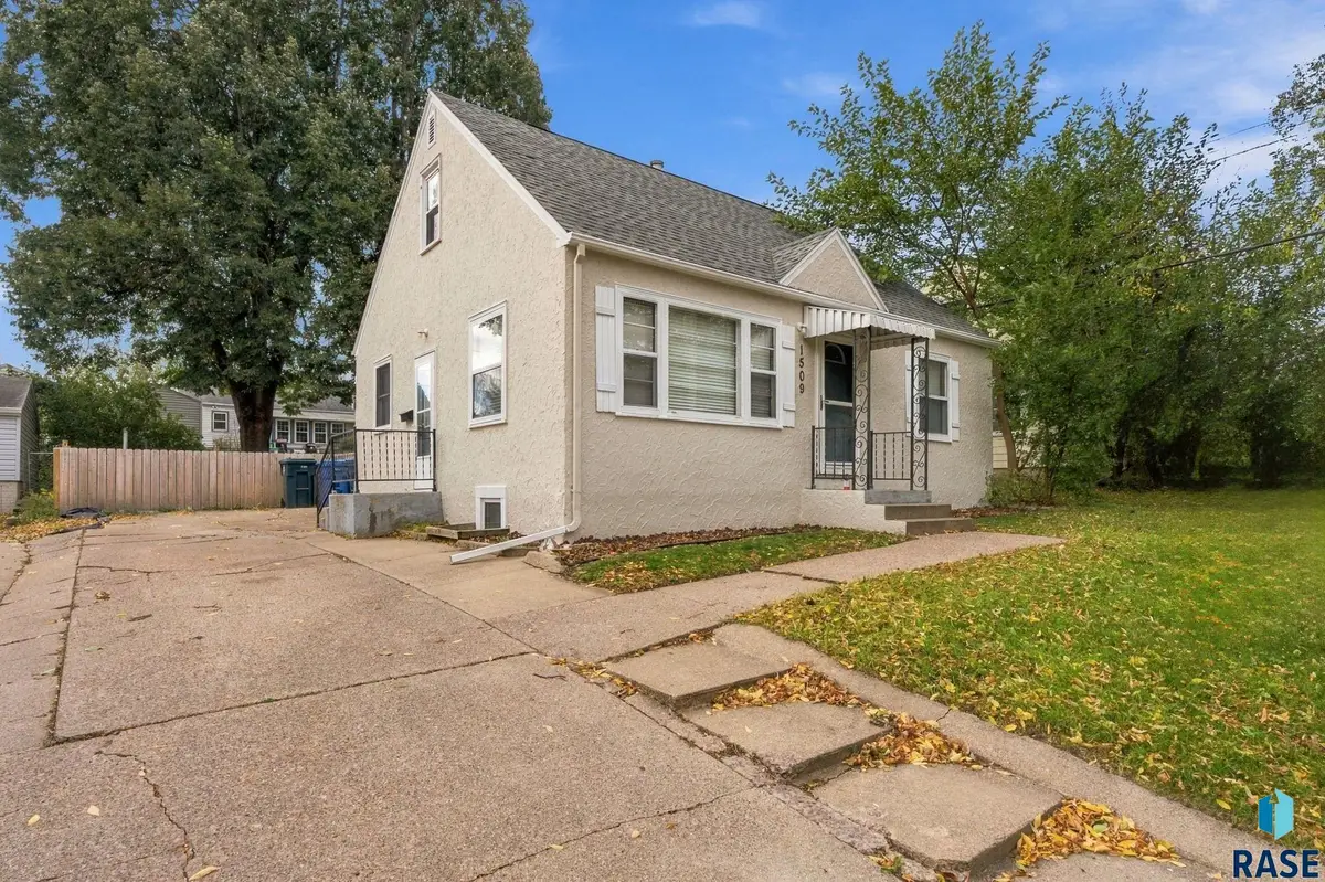 1509 E 25th St, Sioux Falls, SD 57105 - #1