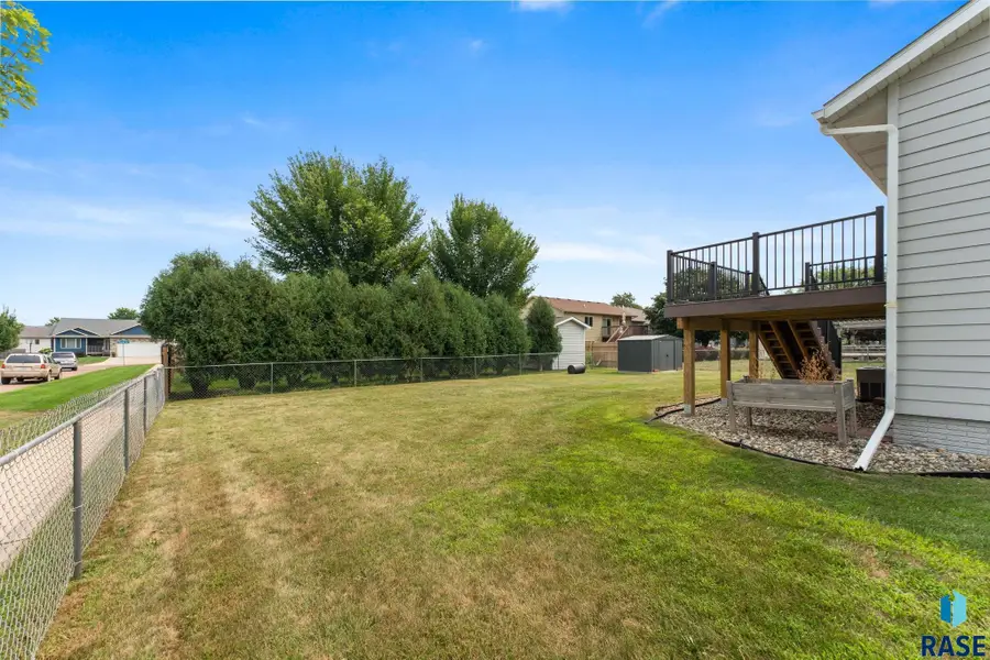 406 S Eastern Ave, Hartford, SD 57033 - #2
