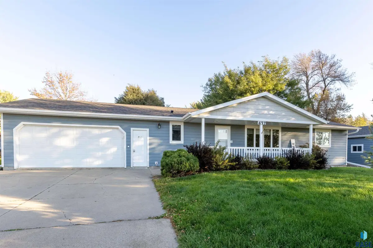 437 Holder St, Larchwood, IA 51241 - #1