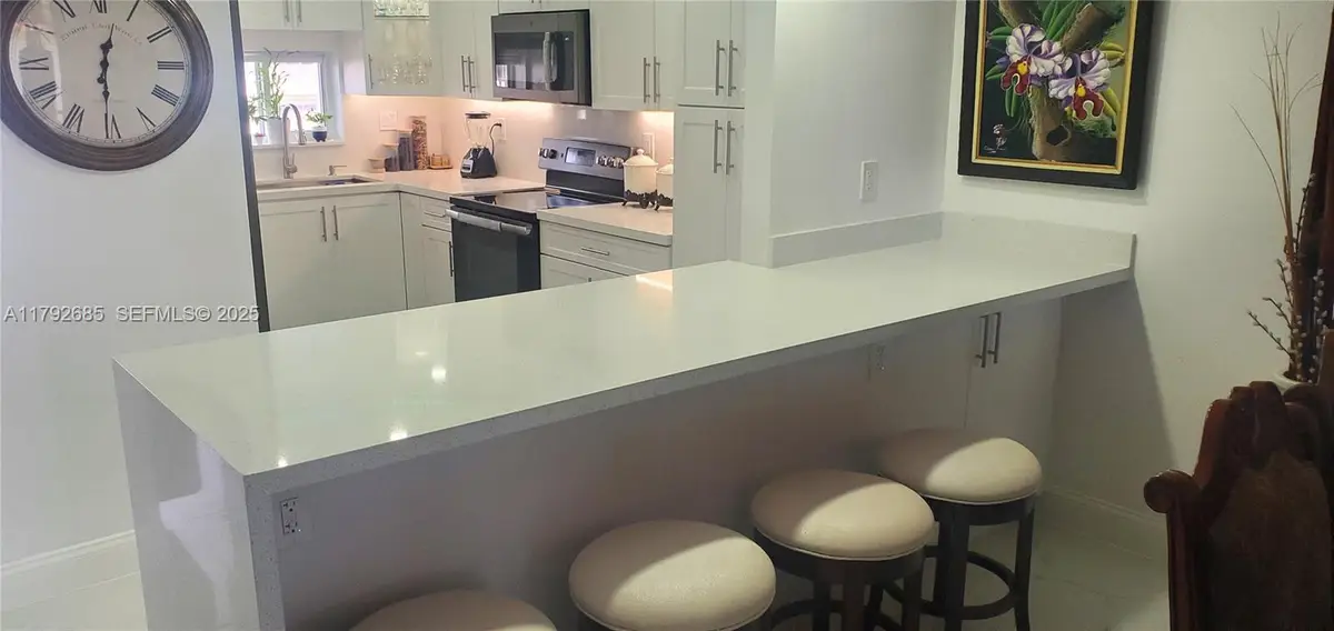 9720 S Hollybrook Lake Dr, Pembroke Pines, FL 33025 - Image #1