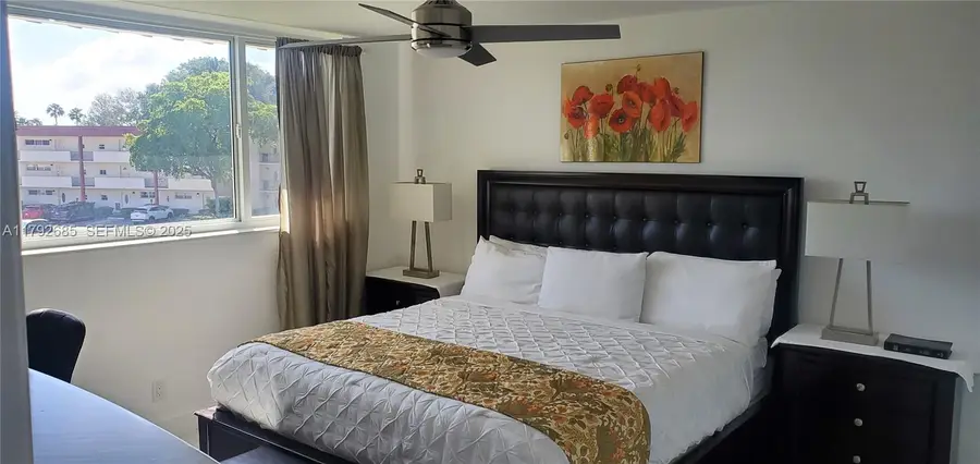 9720 S Hollybrook Lake Dr, Pembroke Pines, FL 33025 - Image #2