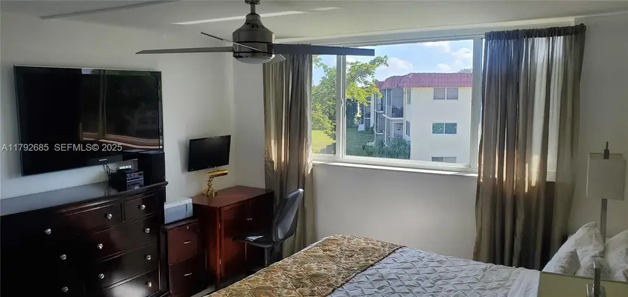 9720 S Hollybrook Lake Dr, Pembroke Pines, FL 33025 - Image #3