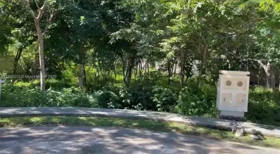 Parque central Cholul, Mrida, OS 0 - Image #3