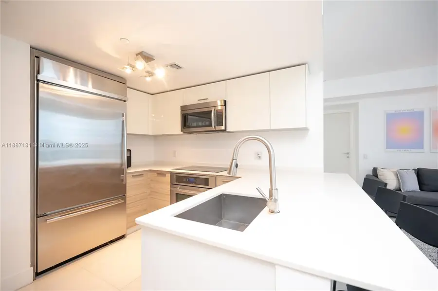 1300 Brickell Bay Dr #1601, Miami, FL 33131 - Image #2