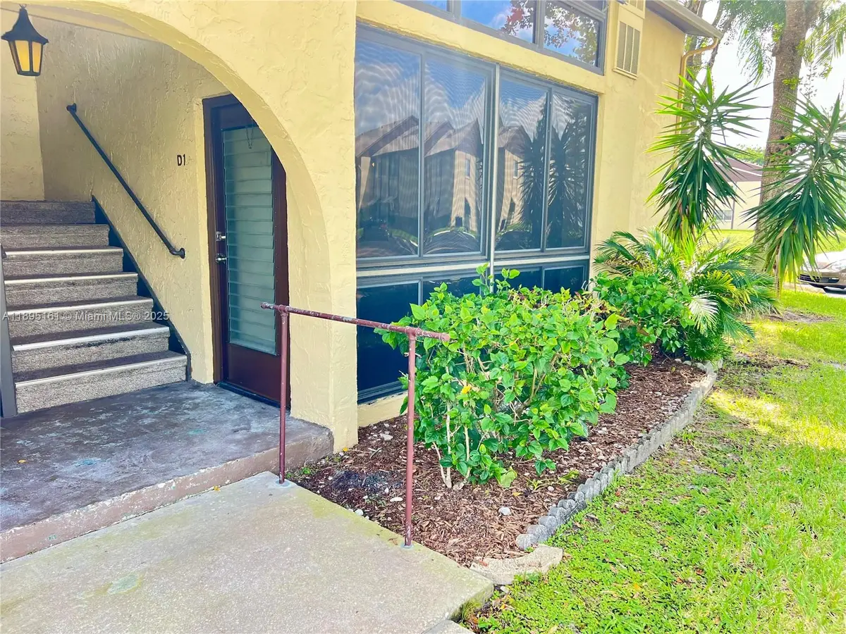 340 Pine Ridge Cir #D-1, Greenacres, FL 33463 - Image #1