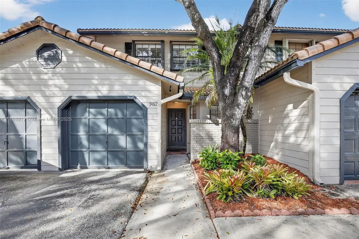 9012 Vineyard Lake Dr, Plantation, FL 33324 - Image #1