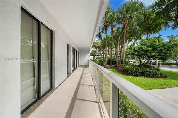 3731 N Country Club Dr #127, Aventura, FL 33180