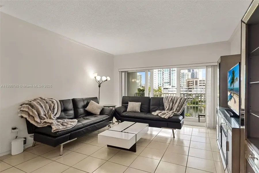 300 Bayview Dr #509, Sunny Isles Beach, FL 33160 - Image #3