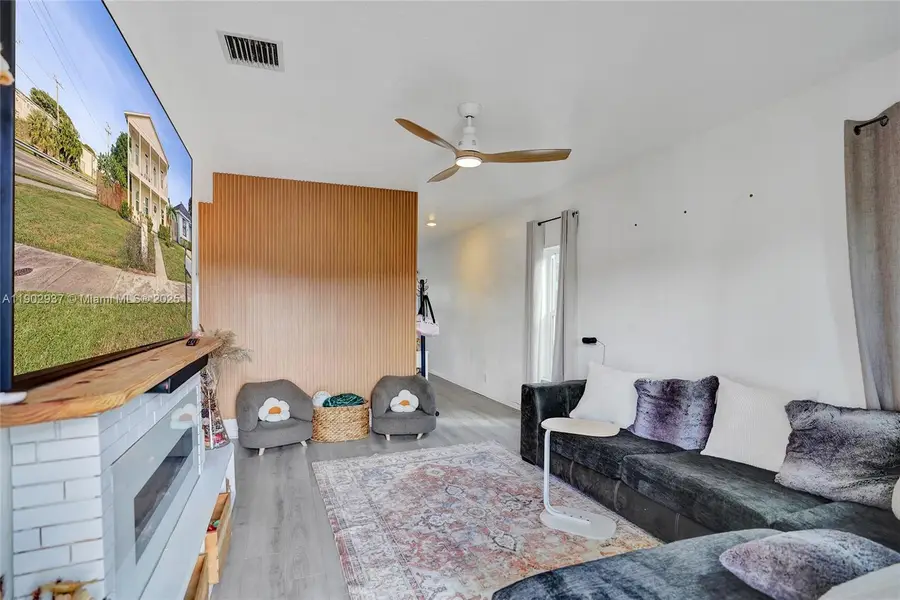 1129 10th St, West Palm Beach, FL 33401 - Image #2