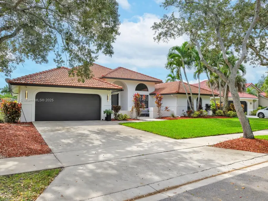 1044 Poplar Cir, Weston, FL 33326 - Image #2