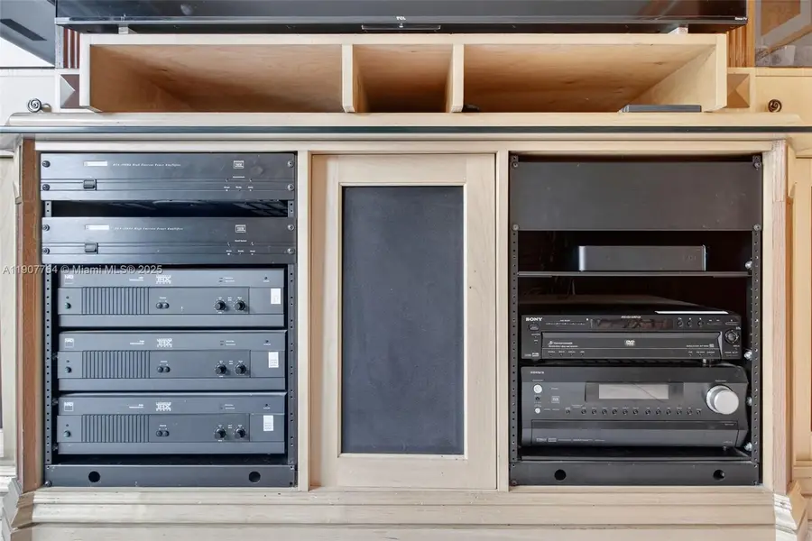 15010 Dunbarton Pl, Miami Lakes, FL 33016 - Image #3