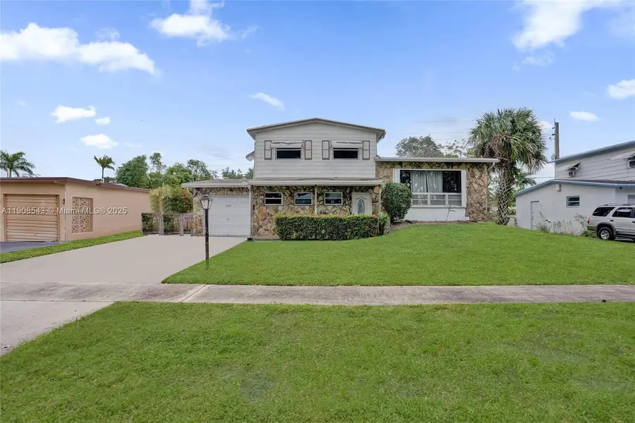 7270 NW 1st St, Pembroke Pines, FL 33024 - Image #2