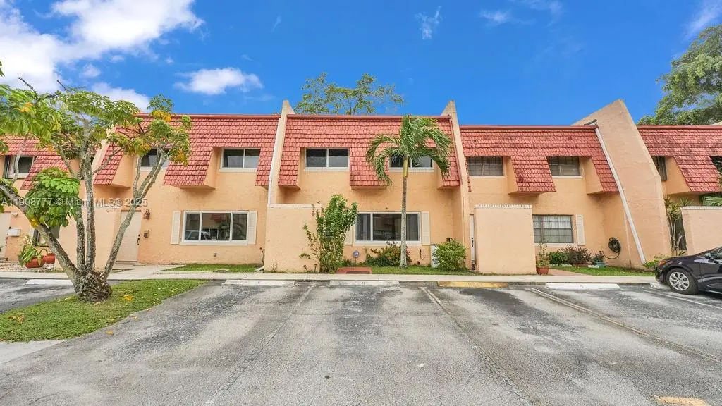 6 Spinning Wheel Ln, Tamarac, FL 33319 - Image #1