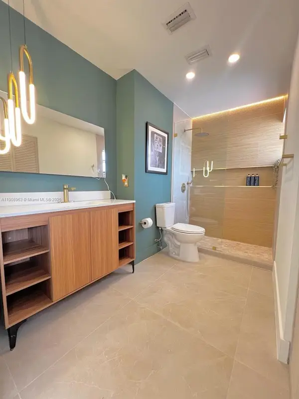 6243 NW 171st St, Hialeah, FL 33015