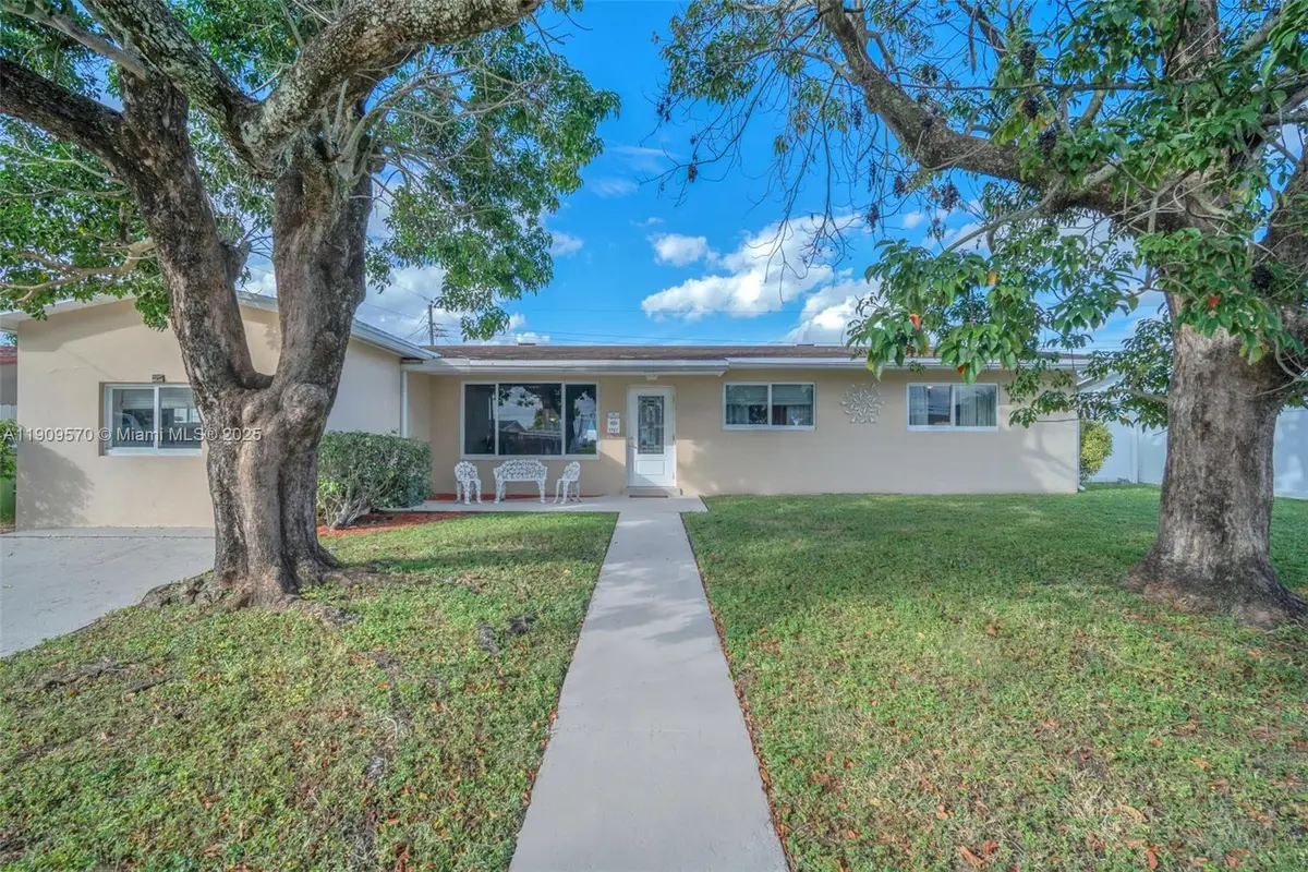 7751 NW 6th Ct, Pembroke Pines, FL 33024 - Image #1