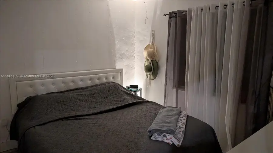 917-919 NE 10th St, Hallandale Beach, FL 33009 - Image #3