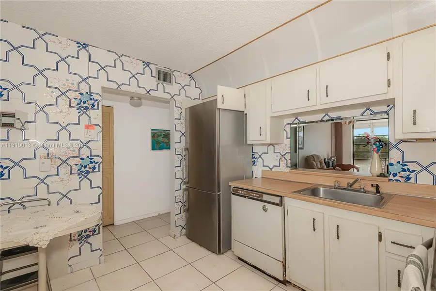 2800 Somerset Dr #402J, Lauderdale Lakes, FL 33311 - Image #3