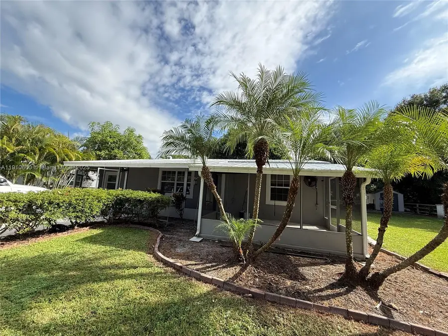 327 Mongomery Ave, Fort Myers, FL 33905 - Image #2