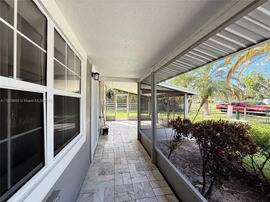 327 Mongomery Ave, Fort Myers, FL 33905 - Image #3