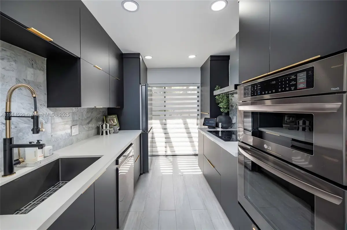 9673 NW 16th Ct, Pembroke Pines, FL 33024 - Image #1