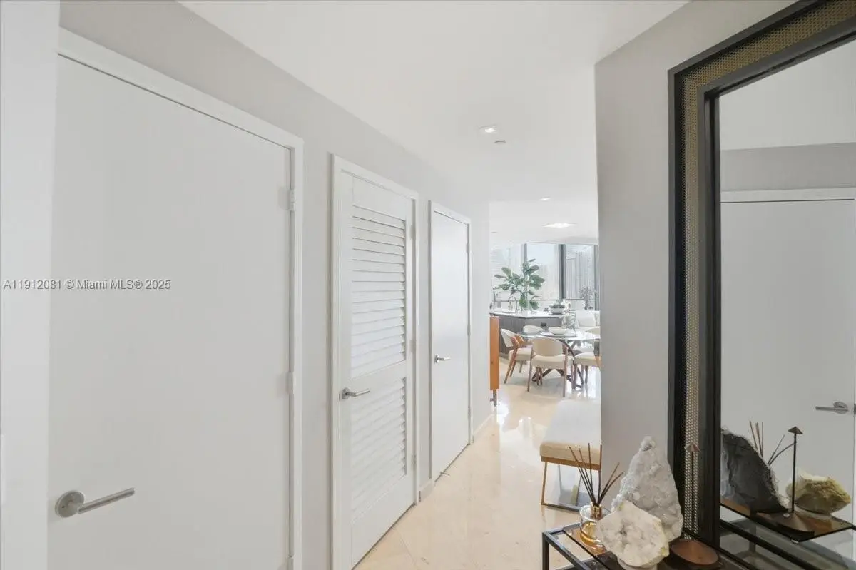 88 SW 7th St #1111, Miami, FL 33130 - Image #1