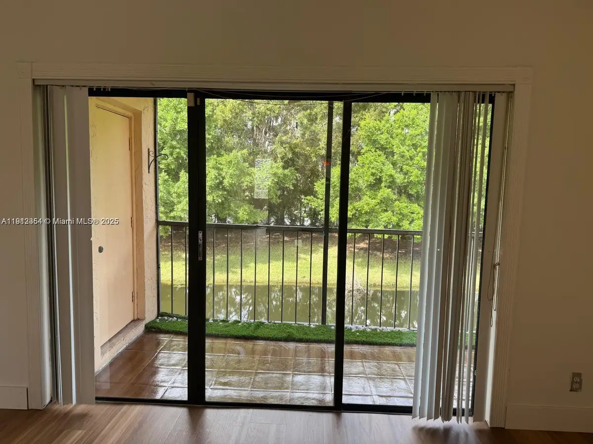 341 Lakeview Dr #204, Weston, FL 33326 - Image #1