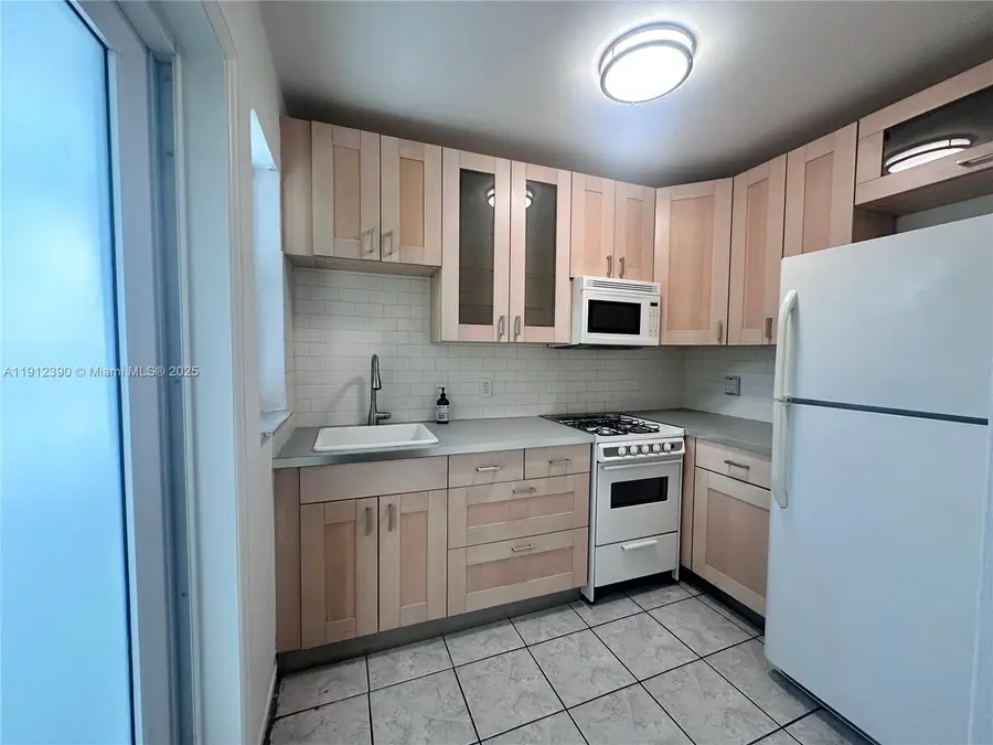 11208 NE 10 Av, Biscayne Park, FL 33161 - Image #2