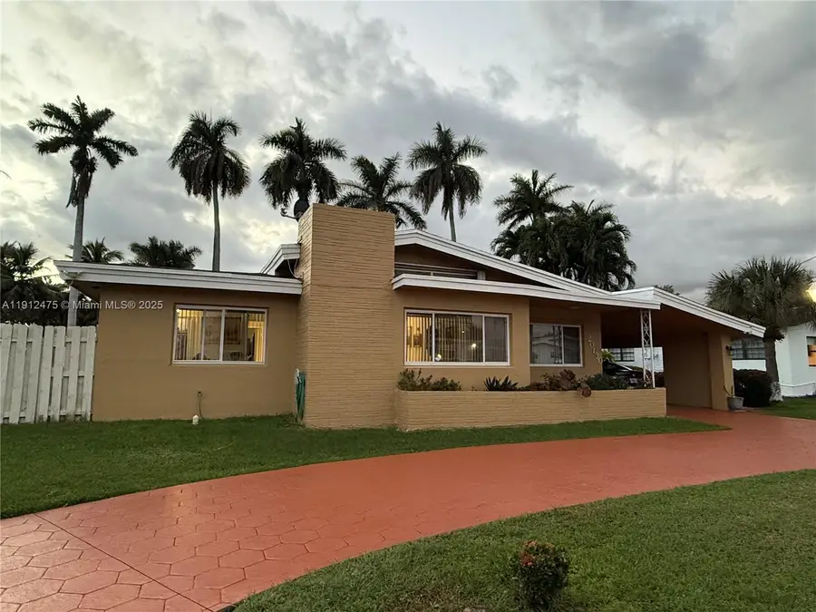 20130 NE 25th Ct, Miami, FL 33180 - Image #2