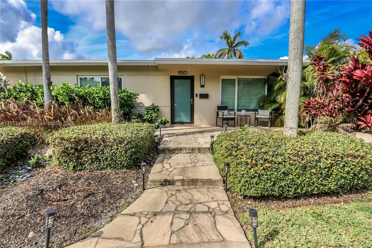 930 N 11th Ct, Hollywood, FL 33019 - Image #1