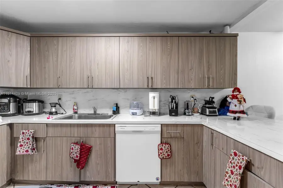 10000 NW 80th Ct #2226, Hialeah Gardens, FL 33016 - Image #2