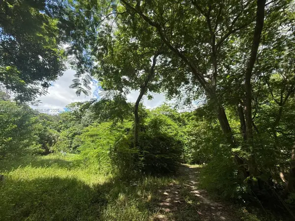 825 NE 149 St, North Miami, FL 33161