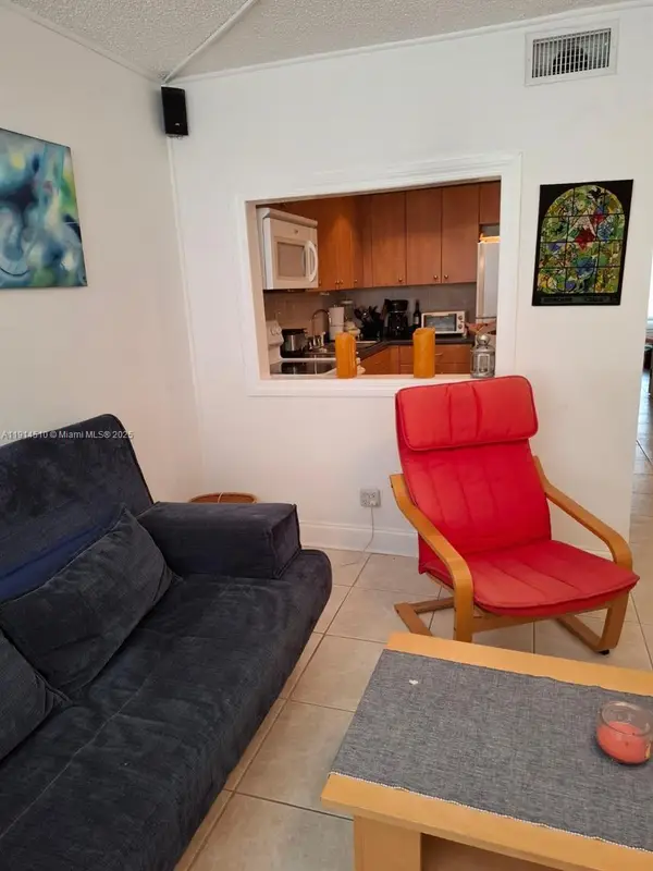 9081 Sunrise Lakes #105, Sunrise, FL 33322