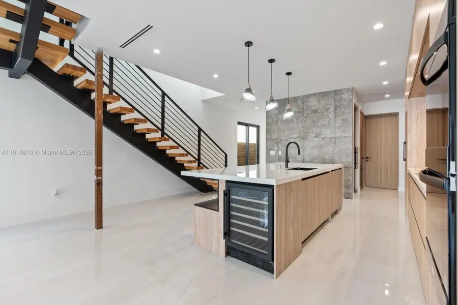 207 NE 17th Ave, Fort Lauderdale, FL 33301 - Image #2