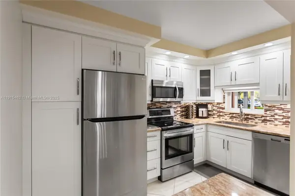 9820 S Hollybrook Lake Dr #16-105, Pembroke Pines, FL 33025