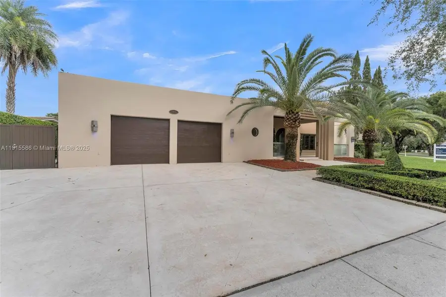 7261 W Troon Cir, Miami Lakes, FL 33014 - Image #2