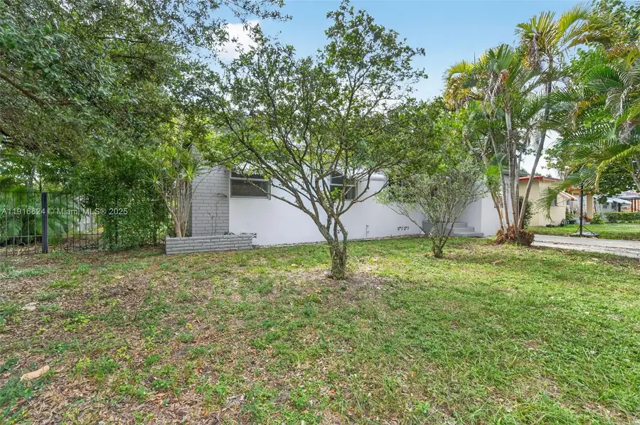 1690 NE 161st St, North Miami Beach, FL 33162 - Image #3